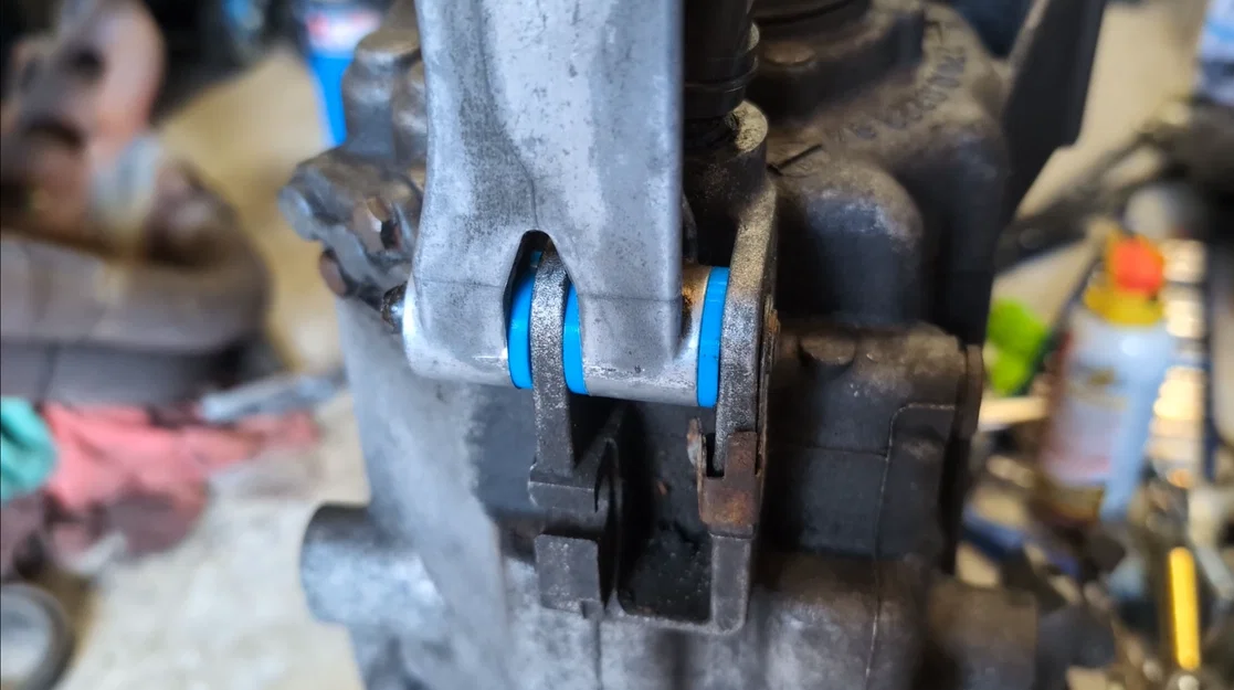Bạc đạn cao su (bushing) giá đỡ cần số BMW Getrag - Image 1