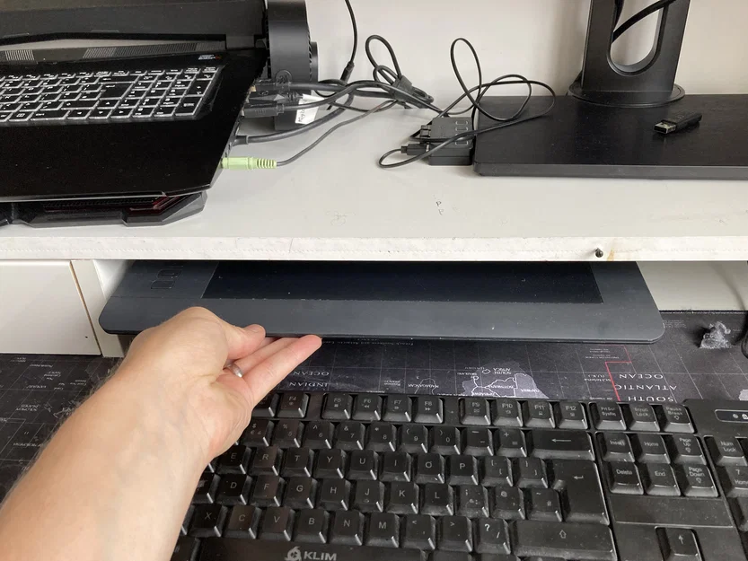 Giá treo/cất Wacom tablet dưới kệ bàn (Wacom tablet storage rack) - Image 2