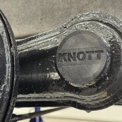 Nút bịt trục Knott (Knott Axle Plug)