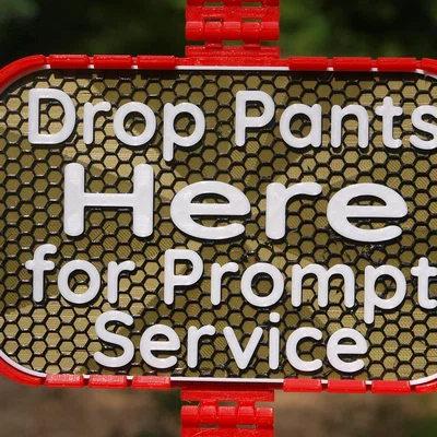 Bảng “Drop Pants sign”