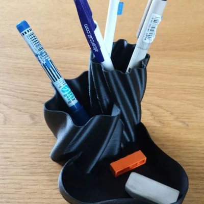 Khay đựng bút xoắn (Pen holder with a twist)