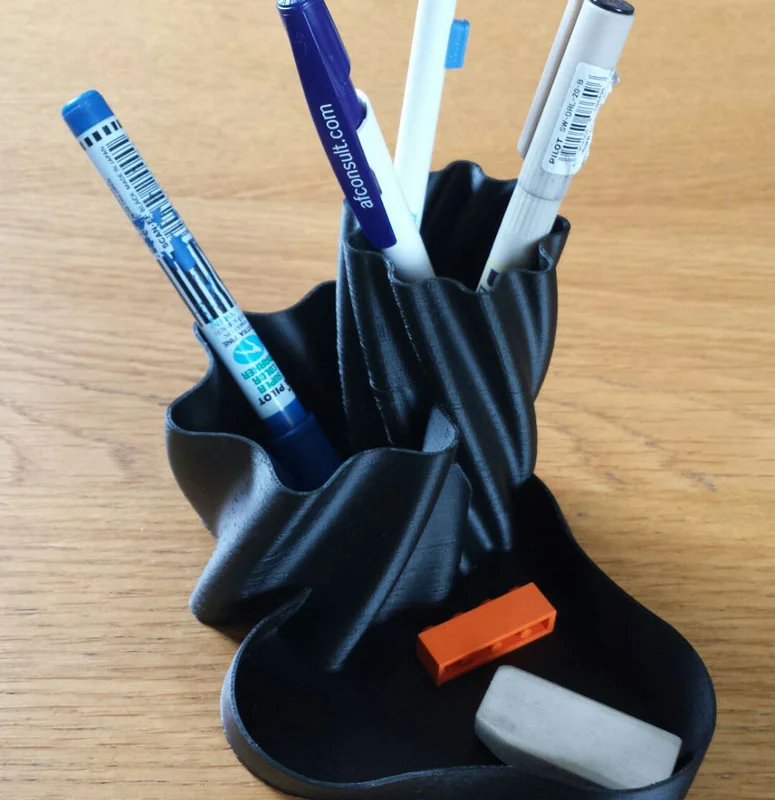 Khay đựng bút xoắn (Pen holder with a twist)