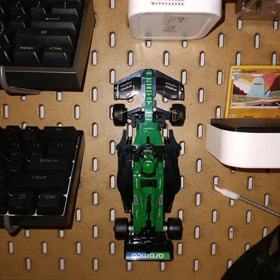 Giá treo mô hình xe F1 Speed Champions trên bảng IKEA Skadis