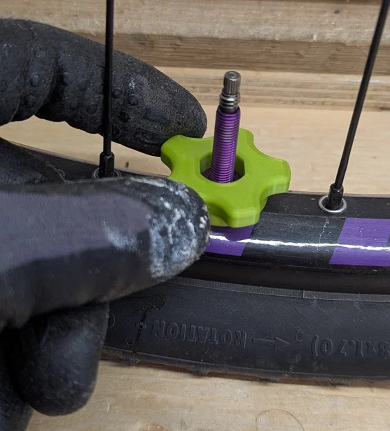 Dụng cụ siết/nới lỏng đai ốc chân van tubeless (Tubeless valve stem tool) - Image 1