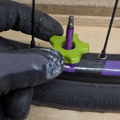 Dụng cụ siết/nới lỏng đai ốc chân van tubeless (Tubeless valve stem tool)