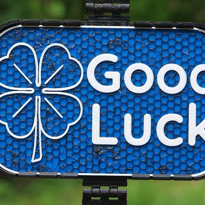 Bảng hiệu “Good Luck” (móng ngựa / cỏ bốn lá)
