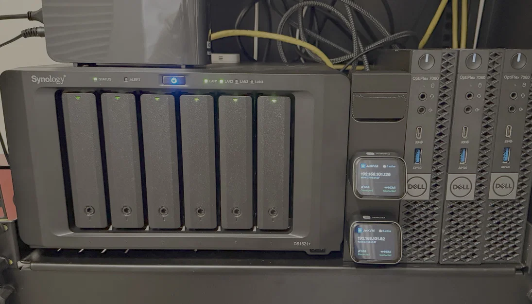 Giá đỡ đứng độc lập 3x JetKVM - Image 1