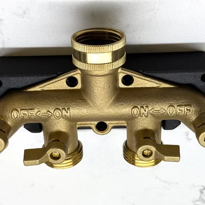 Giá đỡ lắp tường cho bộ chia vòi vườn 4 ngả (garden hose manifold/splitter)