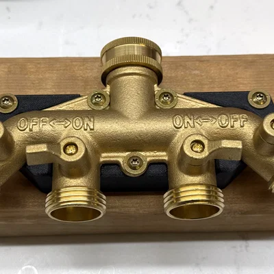 Giá đỡ lắp tường cho bộ chia vòi vườn 4 ngả (garden hose manifold/splitter)