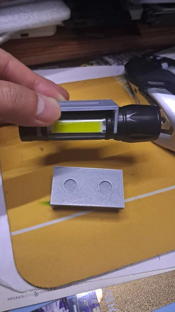 Giá treo đèn pin mini tích hợp nam châm tiện lợi (In 3D) - Image 1