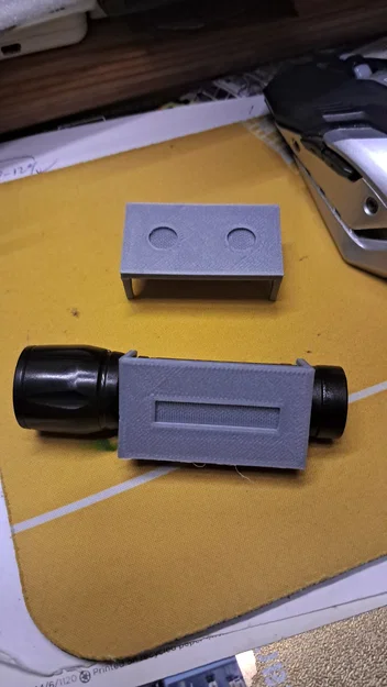 Giá treo đèn pin mini tích hợp nam châm tiện lợi (In 3D) - Image 3