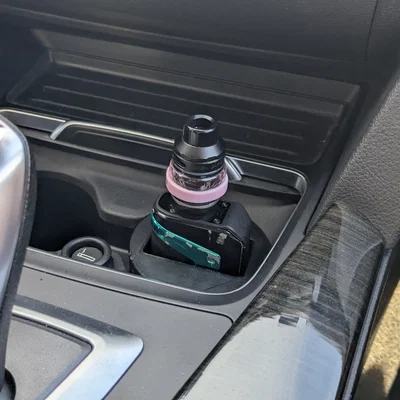 Giá để Geekvape Aegis trong hộc để ly cho xe BMW