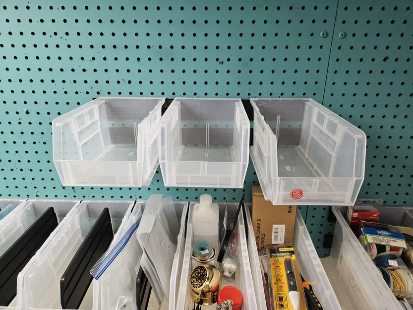 Ngàm treo pegboard cho thùng AkroBin/Quantum - Image 1