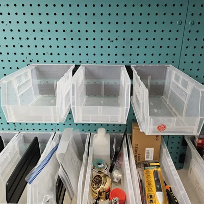 Ngàm treo pegboard cho thùng AkroBin/Quantum