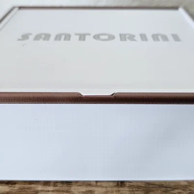 Santorini - Cơ chế khóa nắp & gờ định hướng tầng 3