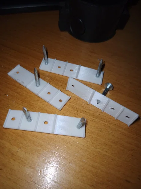 Kẹp giữ cáp NYM 4 lỗ, đóng 1 hoặc 2 đinh - Image 1