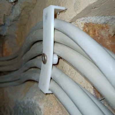Kẹp giữ cáp NYM 4 lỗ, đóng 1 hoặc 2 đinh