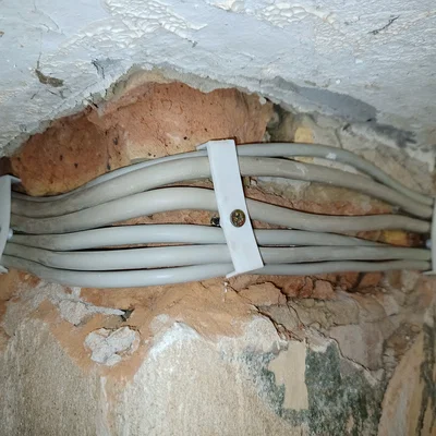 Kẹp giữ cáp NYM 4 lỗ, đóng 1 hoặc 2 đinh