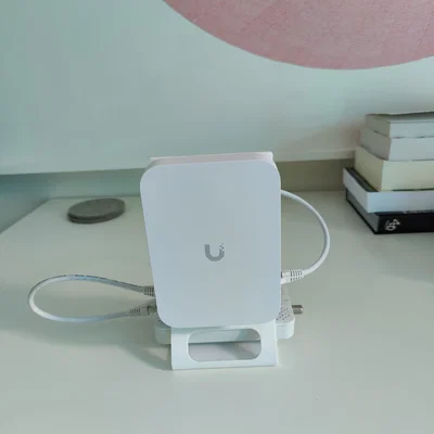 Giá đỡ để bàn cho UniFi In-Wall kèm PoE Injector và GoCoax