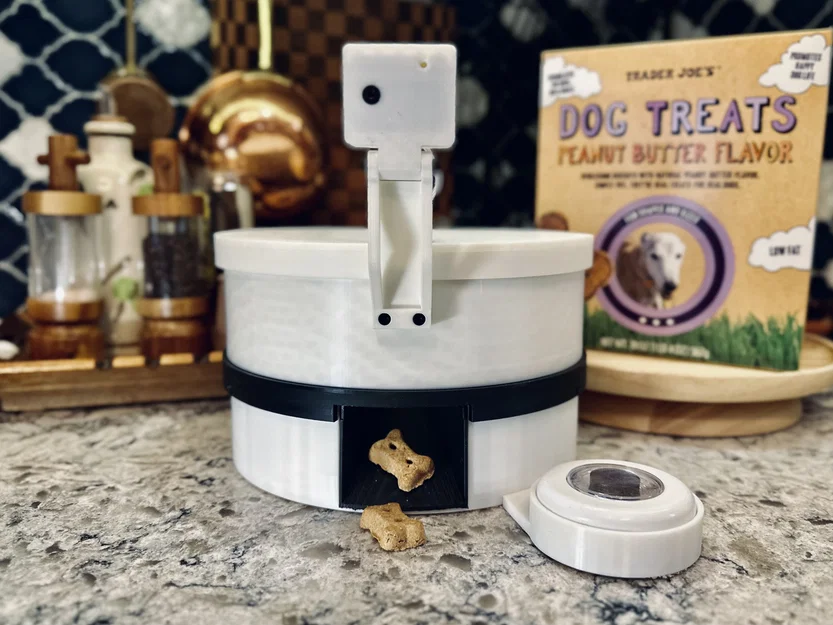 Treat Cam: Máy nhả bánh tự động kèm chụp hình khi thú cưng bấm nút - Image 1