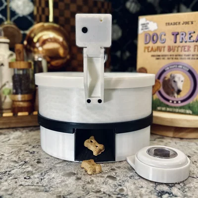 Treat Cam: Máy nhả bánh tự động kèm chụp hình khi thú cưng bấm nút
