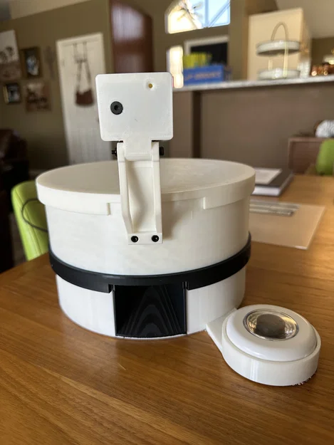 Treat Cam: Máy nhả bánh tự động kèm chụp hình khi thú cưng bấm nút - Image 2