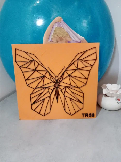 Mẫu trang trí tường hình con bướm phong cách Geometric - Image 1