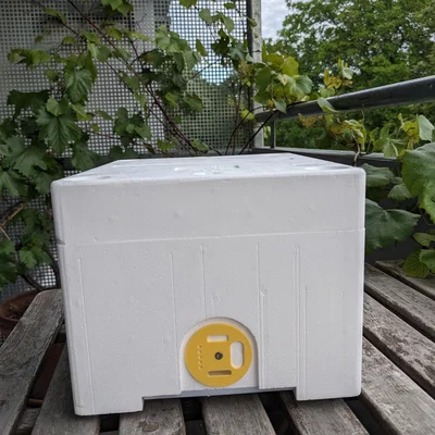 Cửa ra vào cho thùng ong chúa giao phối (Bee nuc mating hive entrance)