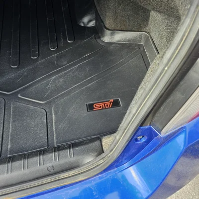 Logo STI in 3D tùy chỉnh cho thảm cốp xe Subaru WRX STI