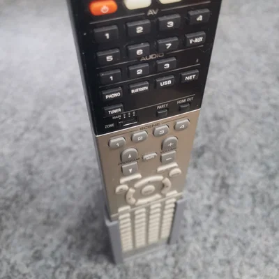 Giá treo điều khiển từ xa Yamaha gắn tường tiện lợi