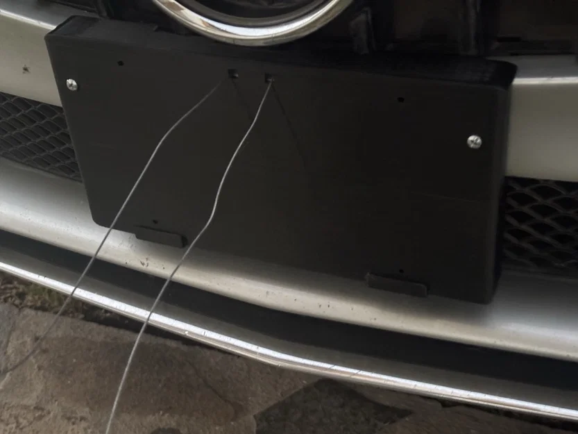 Giá đỡ biển số trước W205 - Image 2