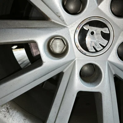 Nắp đậy bảo vệ bu-lông bánh xe cho Skoda Octavia 3 (17 inch)