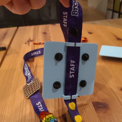 Thẻ flair/pinback cho dây đeo (lanyard): Thêm chỗ gắn pin!