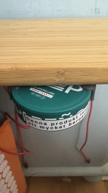 Kẹp giữ lon Snus/Zyn gắn dưới bàn (Snus/Zyn Can Desk Holder) - Image 1