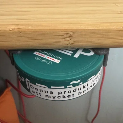 Kẹp giữ lon Snus/Zyn gắn dưới bàn (Snus/Zyn Can Desk Holder)