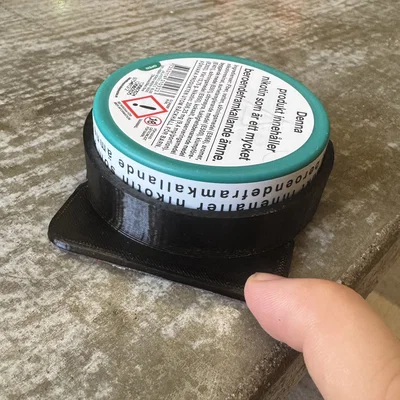 Kẹp giữ lon Snus/Zyn gắn dưới bàn (Snus/Zyn Can Desk Holder)