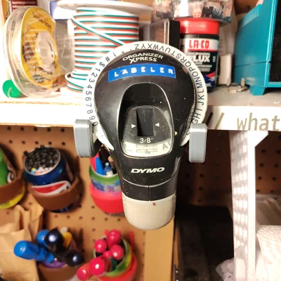 Móc treo cạnh kệ cho máy in nhãn Dymo Organizer Xpress tiện lợi