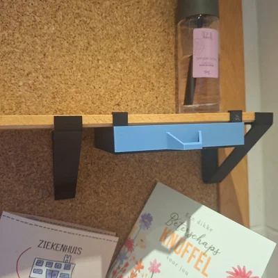 Ngăn kéo nhỏ gắn kệ Pinboard (Pinboard Shelf Drawer) in 3D