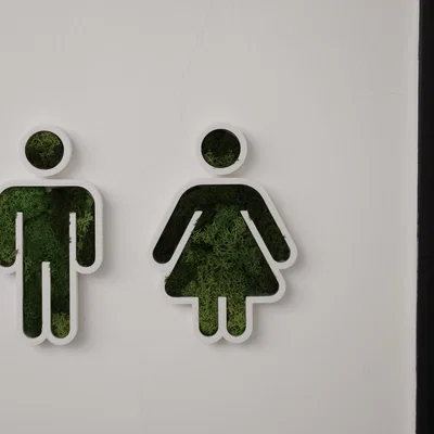 Biển báo nhà vệ sinh (Toilet Signs) trang trí bằng rêu, vật liệu tự nhiên