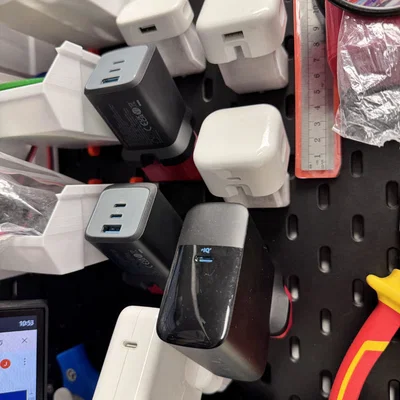 Giá treo UK charger plug cho pegboard Skadis