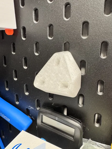 Giá treo UK charger plug cho pegboard Skadis - Image 3