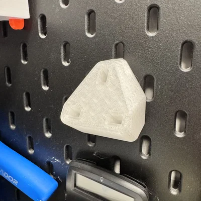 Giá treo UK charger plug cho pegboard Skadis