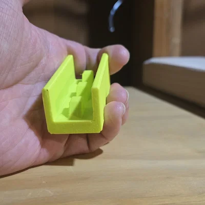 Gá gắn Raspberry Pi lên 2020 Extrusion - Kiểu treo lỗ đinh (Nail-Hole Hanger)