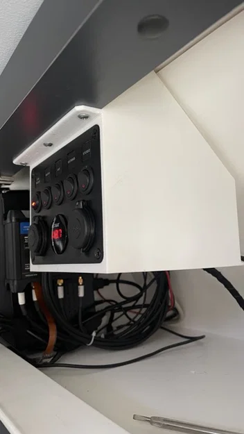 Hộp gắn bảng điều khiển 5 cổng cho xe cắm trại Adria Twin - Image 1