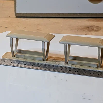 Bến xe buýt đôi H0 scale có mái, trụ đỡ và băng ghế