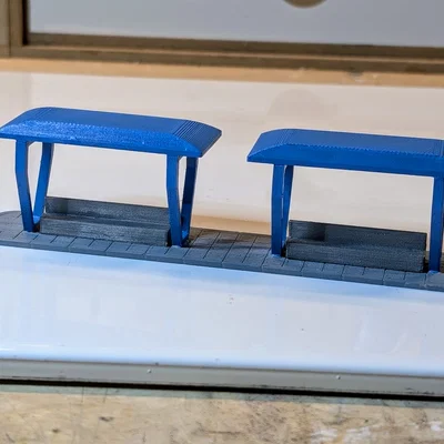Bến xe buýt đôi H0 scale có mái, trụ đỡ và băng ghế