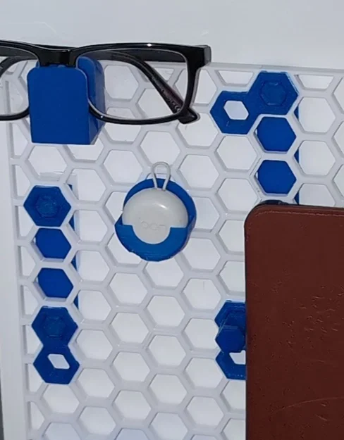 Giá treo hộp đựng nút bịt tai Loop trên bảng Honeycomb Storage Wall - Image 1