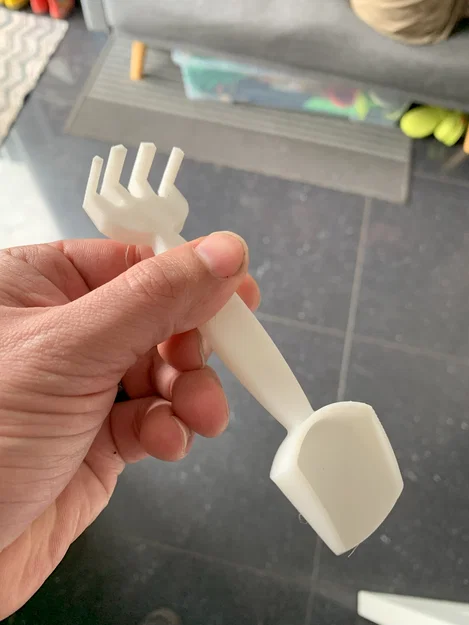 Sand Spork: Dụng cụ xúc và cào cát 2 trong 1 cho bé - In 3D dễ dàng - Image 1