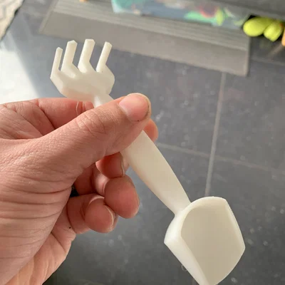Sand Spork: Dụng cụ xúc và cào cát 2 trong 1 cho bé - In 3D dễ dàng
