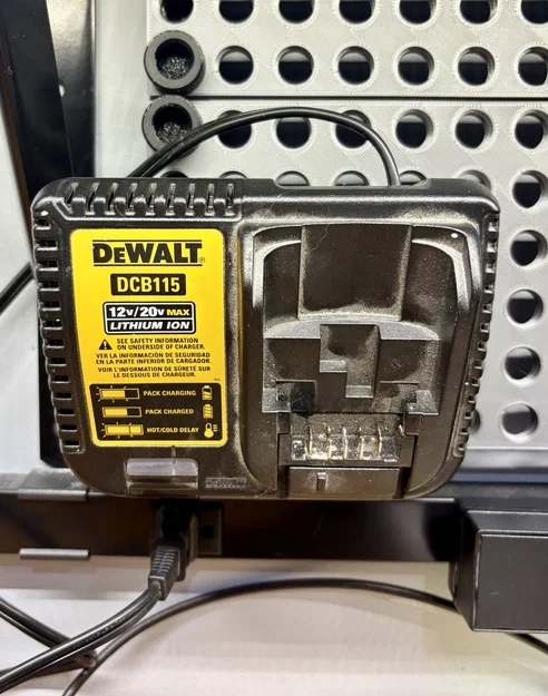 Giá treo bộ sạc pin DeWalt lên Pegboard - Giải pháp gọn gàng - Image 1